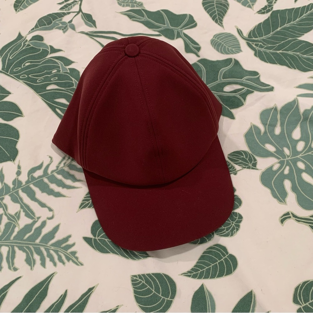 Lululemon red active hat